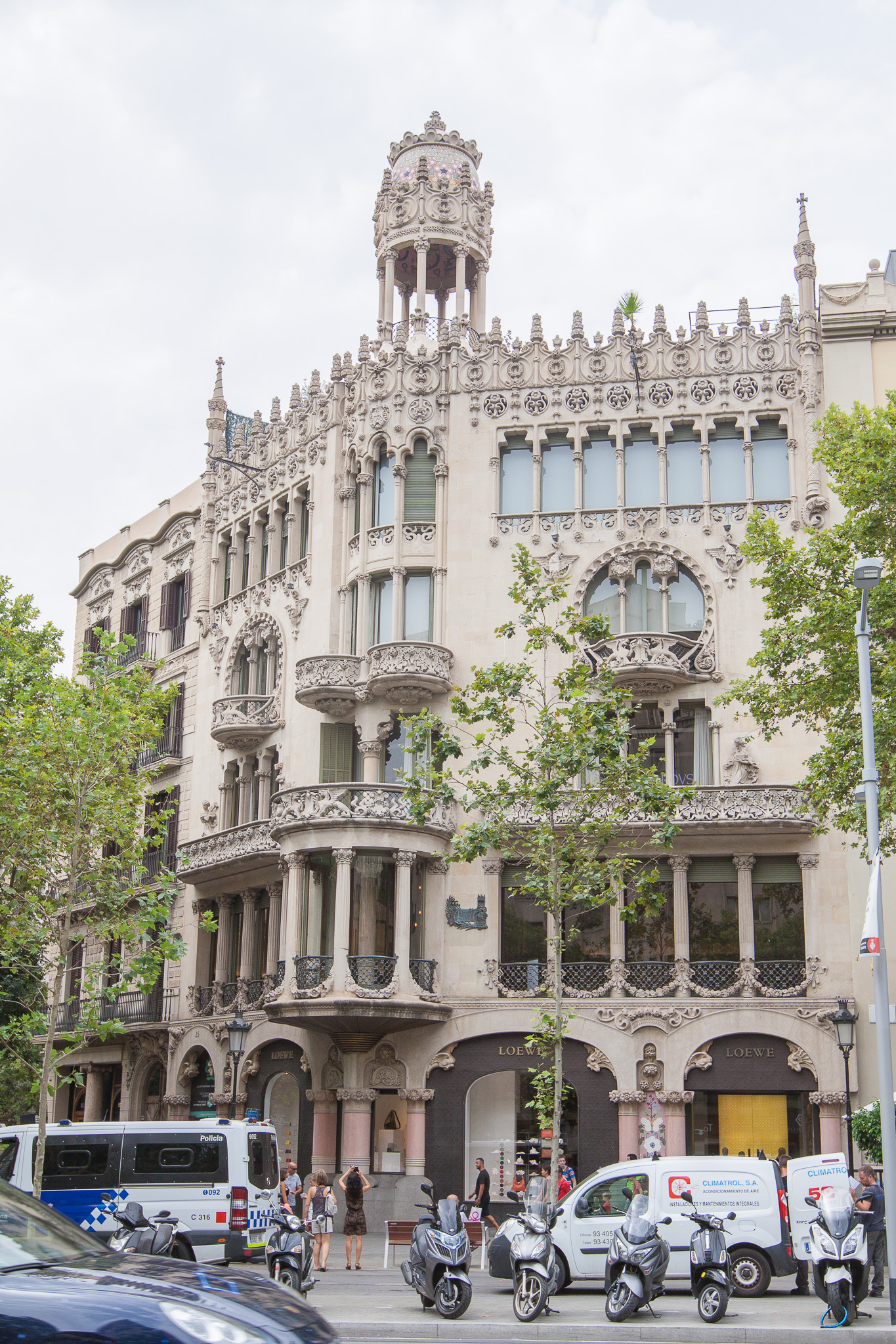 Barcelona, Spain is such a colorful city to explore! It’s the perfect place for a fun couple’s trip. Check out our top 6 activities during your 48 hours in the city. | www.eatworktravel.com The luxury, adventure travel couple!